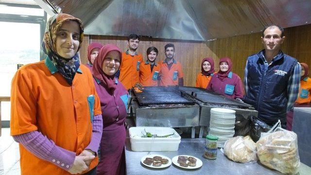 Bu Restoranın Patronu Da Tüm Çalışanları Da Kadın