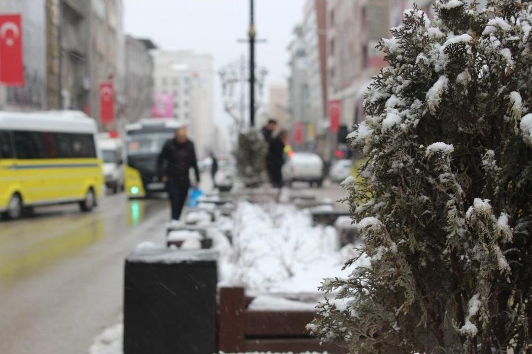 Van&rsquo;da Kar Yağışı