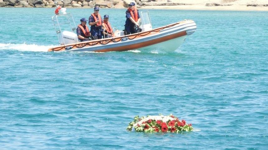 Şehitler İ&ccedil;in Denize &Ccedil;elenk Bıraktılar