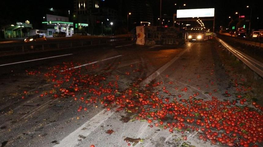 Sebze Y&uuml;kl&uuml; Kamyon Devrildi: 2 Yaralı