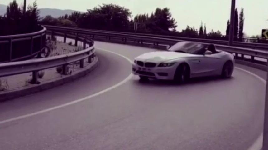 Bursa Kavşaklarında Tehlike Sa&ccedil;an Ara&ccedil;lar Telefon Kamerasına Yansıdı