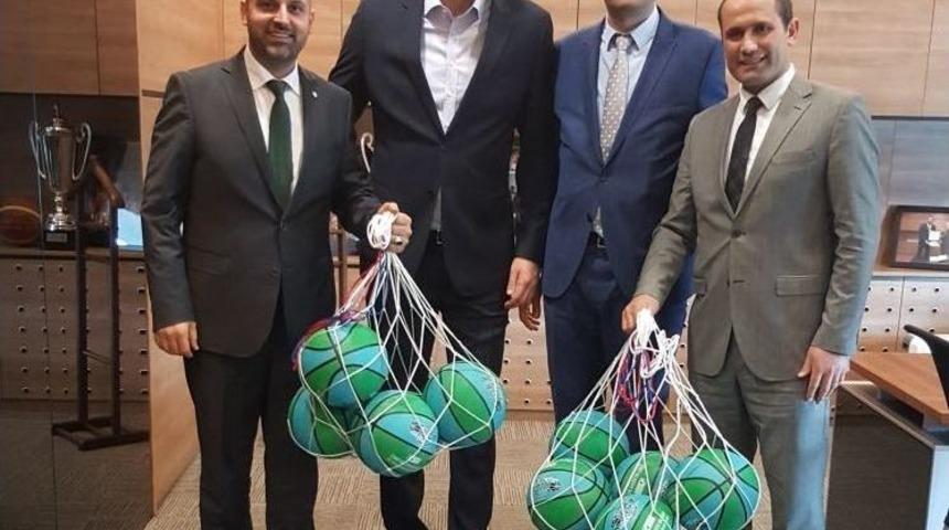 Hidayet T&uuml;rkoğlu, İzmit&rsquo;te Basketbol Topu Dağıtacak