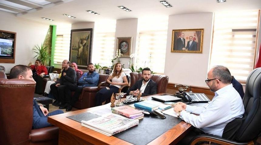 Gen&ccedil; İzmitliler, Başkan &Uuml;z&uuml;lmez&rsquo;i Ziyaret Etti