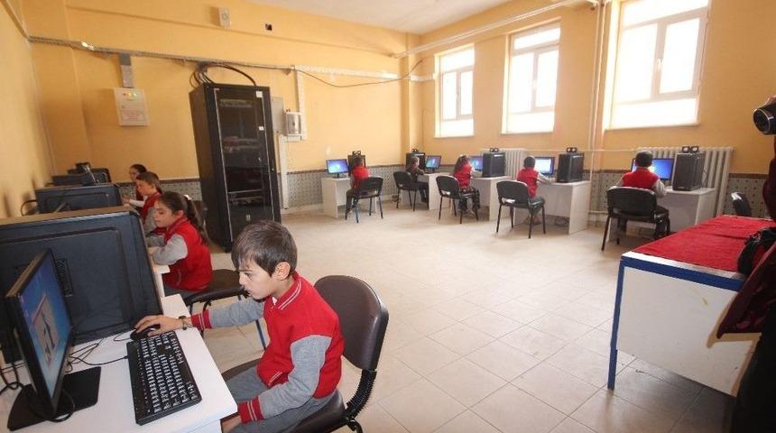 Beyşehir Belediyesi, Okulun Bilişim Sınıfının Bilgisayarlarını Tamamen Yeniledi
