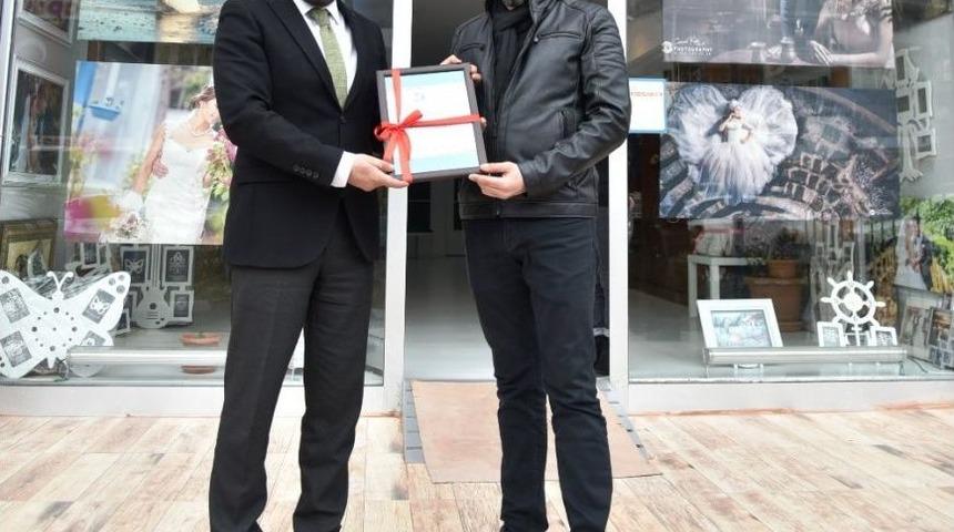 &Ouml;rnek İşyeri Sahiplerin Belgelerini Başkan Doğan&rsquo;dan Aldılar