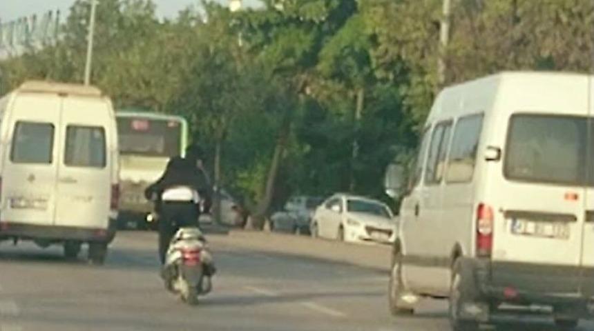 Ayakta Motor S&uuml;rd&uuml;, Ara&ccedil;ların Arasında Makas Attı