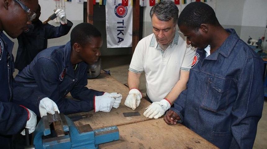 Tika, T&uuml;rkiye&rsquo;nin Mesleki Eğitim Tecr&uuml;belerini Mozambik&rsquo;e Aktarıyor