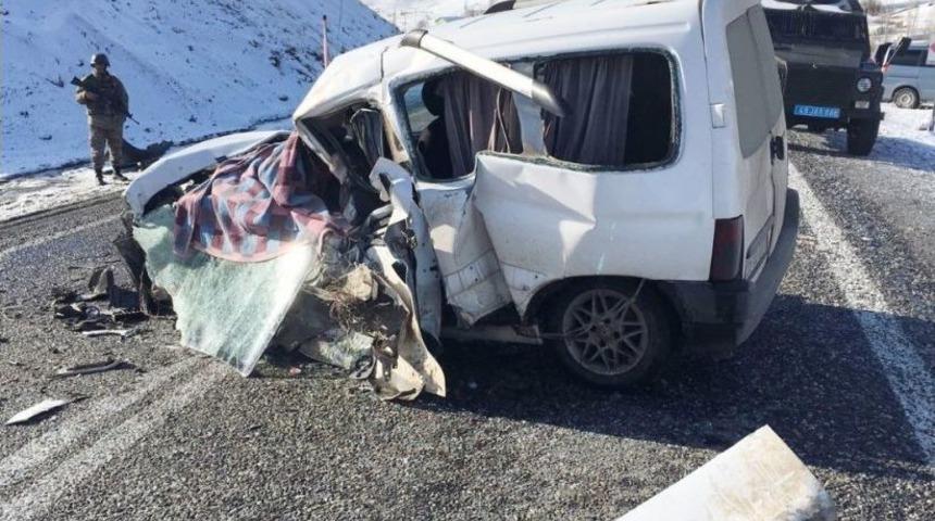 Yolcu Otob&uuml;s&uuml;yle Hafif Ticari Ara&ccedil; &Ccedil;arpıştı: 2 &Ouml;l&uuml;, 4 Yaralı