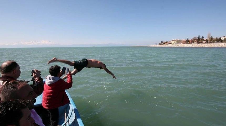 Afrin Şehitleri İ&ccedil;in Buz Gibi G&ouml;l Sularında Y&uuml;zd&uuml;ler