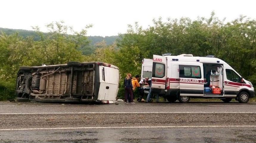 Kontrolden &Ccedil;ıkan Ara&ccedil; Devrildi: 4 Yaralı