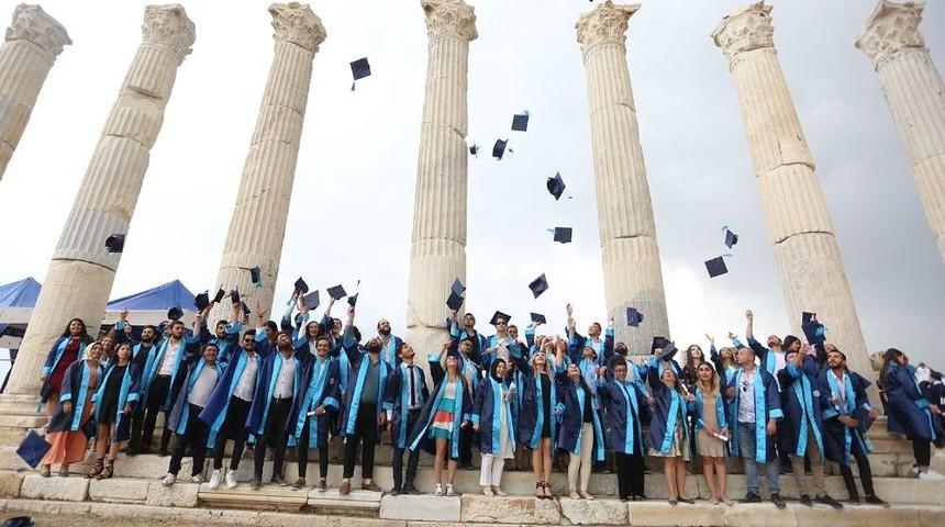 Arkeoloji B&ouml;l&uuml;m&uuml; &Ouml;ğrencileri Antik Kentte Kep Attı