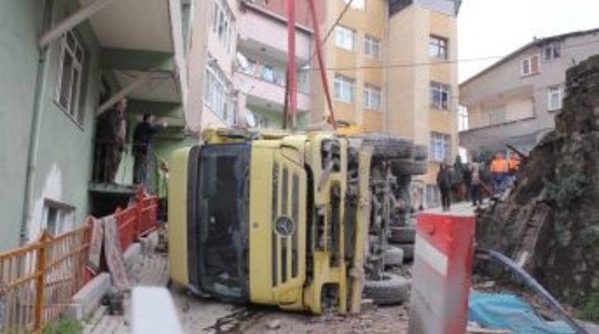 Kağıthane’de Hafriyat Kamyonu Devrildi, Faciadan Dönüldü