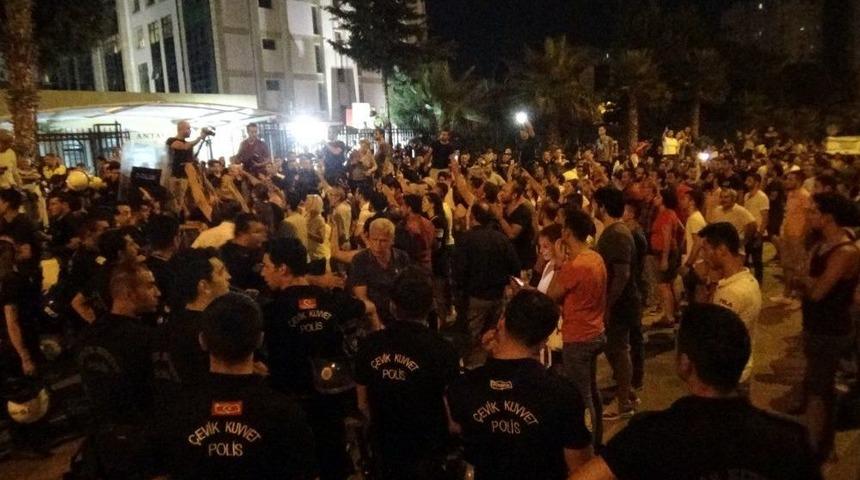 Antalya&rsquo;da Se&ccedil;im Gecesinde &Ccedil;ıkan Olaylara Tutuklama