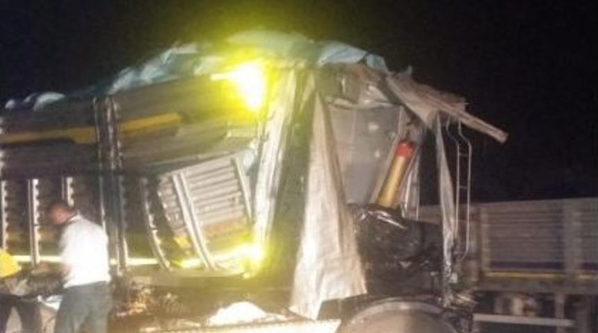 Kamyon Park Halindeki Kamyona &Ccedil;arptı: 2 Yaralı