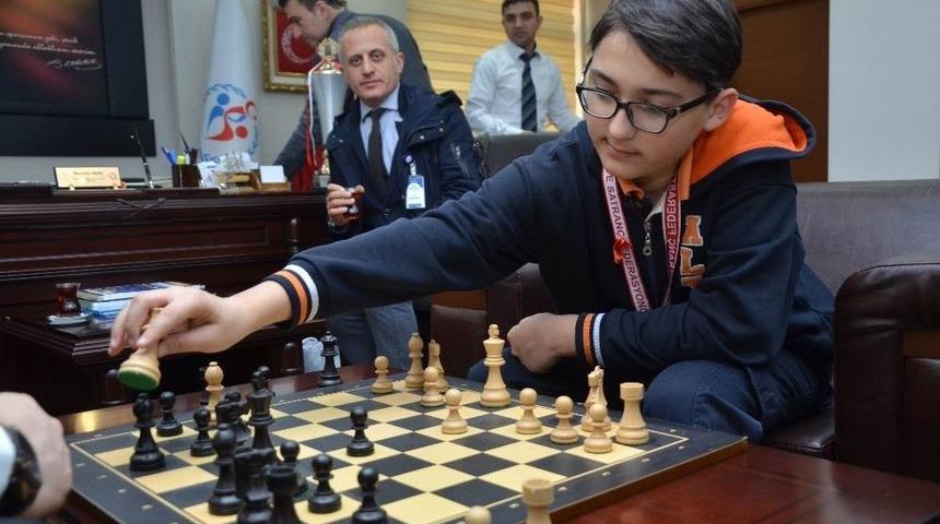 T&uuml;rkiye Şampiyonu Satran&ccedil;&ccedil;ı Tanrıverdi: "hedefim D&uuml;nya Şampiyonu Olmak&rdquo;