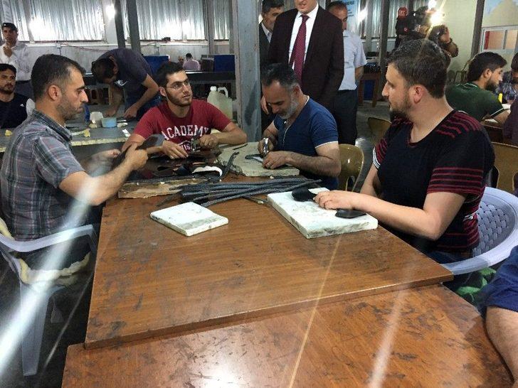 Suriyeli Sığınmacılar Meslek Öğrenirken Para Da Kazanacak G2
