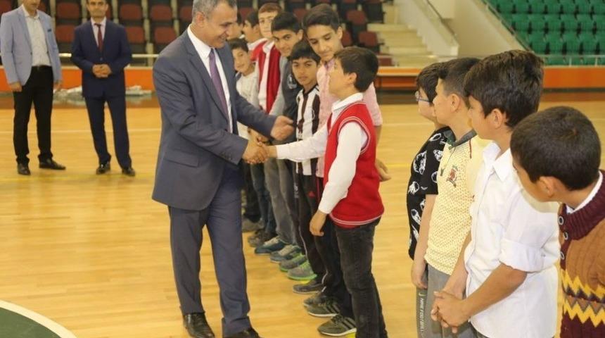 Başkan Yikit&rsquo;ten &Ccedil;ocuklara Ayakkabı