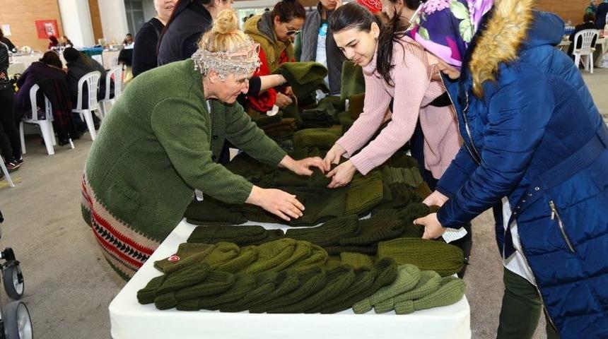 Manavgat Toros Kadınlarından Mehmet&ccedil;iğe 300 Atkı Ve Bere