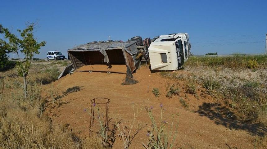 Konya&rsquo;da Buğday Y&uuml;kl&uuml; Tır Devrildi: 1 Yaralı