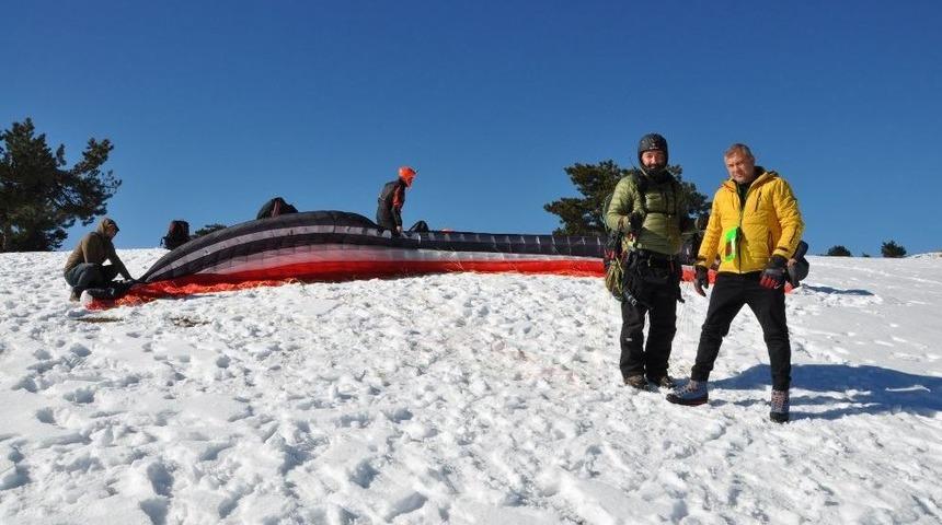 Kar &Uuml;stende Paraş&uuml;t Keyfi