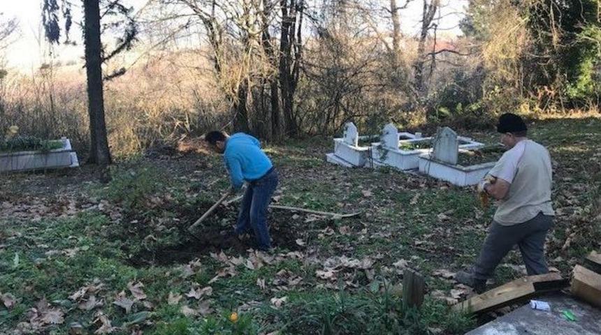 69 Yaşında 52 Yıldır Mezar Kazıyor