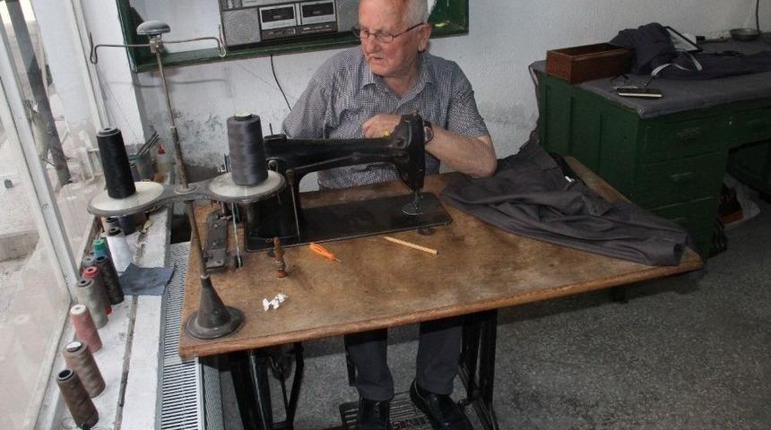 Bir Asırlık Makine İle 70 Yıldır Terzilik Yapıyor