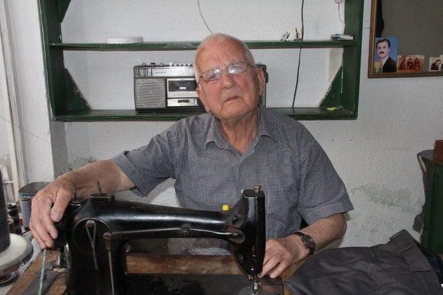 Bir Asırlık Makine İle 70 Yıldır Terzilik Yapıyor