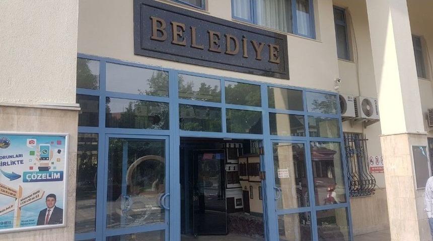 Kula Belediyesinin Camlarını Kırdılar