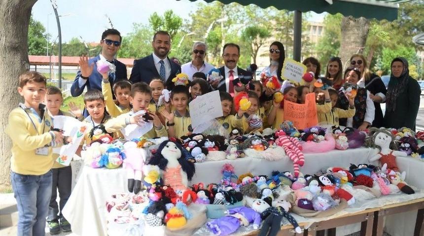 Atık Kumaş, İplik Ve D&uuml;ğmeler Bez Bebeğe, Bez Bebekler Desteğe D&ouml;n&uuml;şt&uuml;