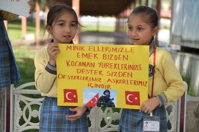 Atık Kumaş, İplik Ve Düğmeler Bez Bebeğe, Bez Bebekler Desteğe Dönüştü