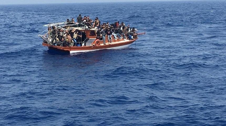 Mersin&rsquo;de Denizde Mahsur Kalan M&uuml;lteciler Sahil G&uuml;venlik Ekiplerince Kurtarıldı