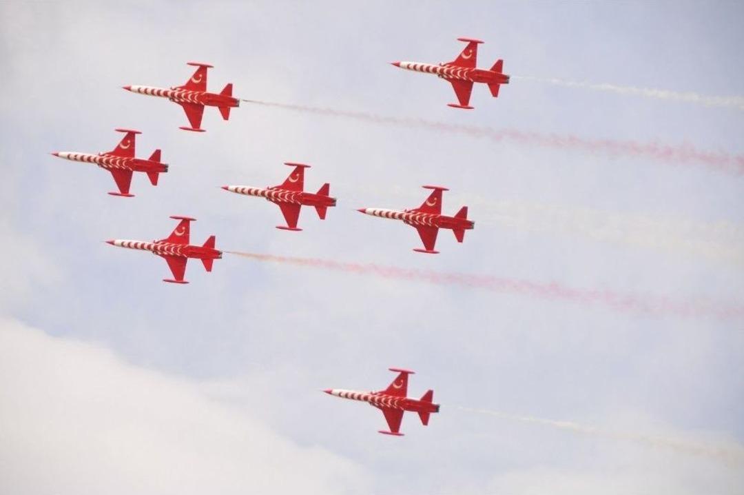 T&uuml;rk Yıldızları&rsquo;ndan Hıdırellez Etkinliğinde G&ouml;steri