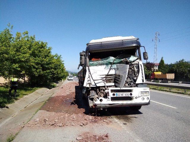 Tır İle Hafriyat Kamyonu Çarpıştı: 2 Yaralı