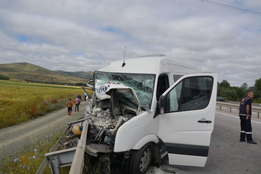 Minib&uuml;s İle Trakt&ouml;r &Ccedil;arpıştı: 19 Yaralı