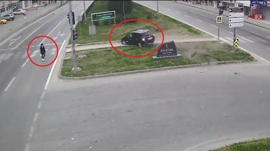 Kendisine Doğru Gelen Aracı G&ouml;r&uuml;nce B&uuml;y&uuml;k Korku Yaşadı