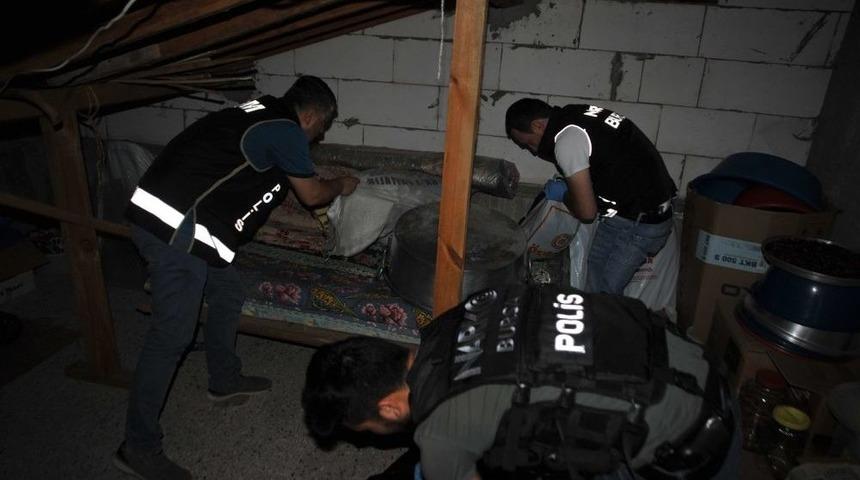 Polis Memurları Ka&ccedil;ak Silah Ticaretinden G&ouml;zaltına Alındı