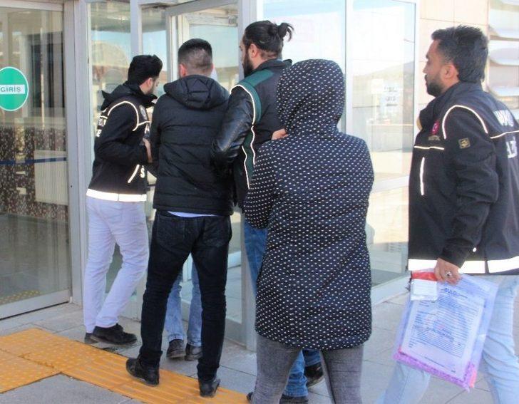 Sütyenden Yüzlerce Uyuşturucu Hap Çıktı G4