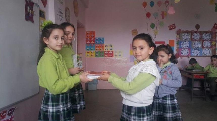 B&uuml;y&uuml;kler Miniklere Kitap Hediye Etti