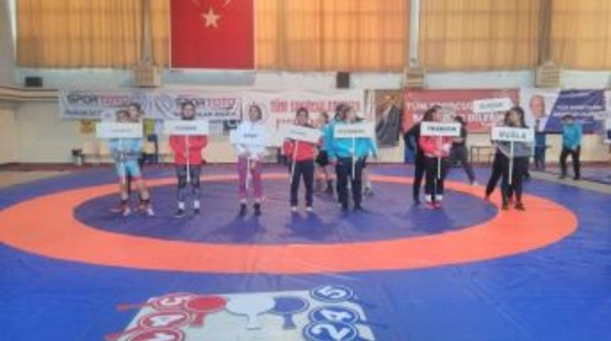 Batmanlı G&uuml;reş&ccedil;i Akg&uuml;l T&uuml;rkiye 3&rsquo;&uuml;nc&uuml;s&uuml; Oldu