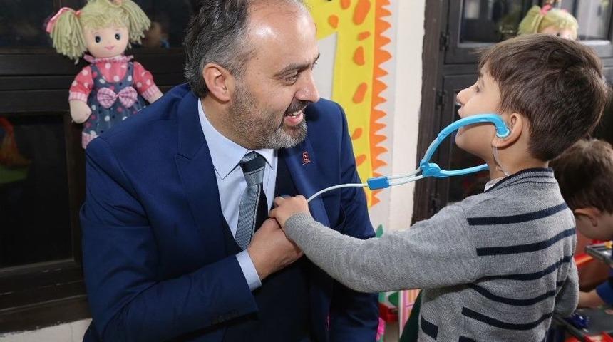 Başkan Amcaları &Ccedil;ocuklarla Oyun Oynadı