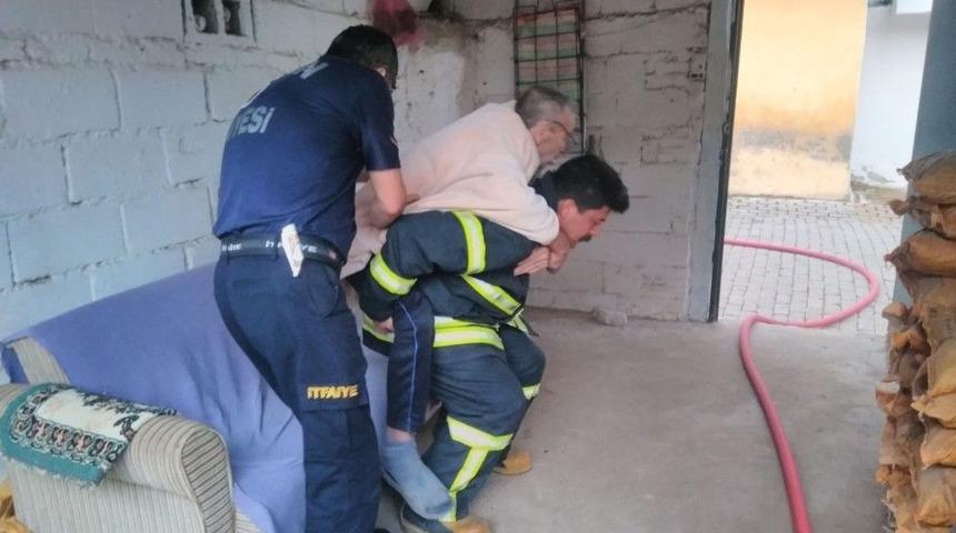 Yaşlı &Ccedil;ifti &Ouml;l&uuml;mden İtfaiye Ekipleri Kurtardı