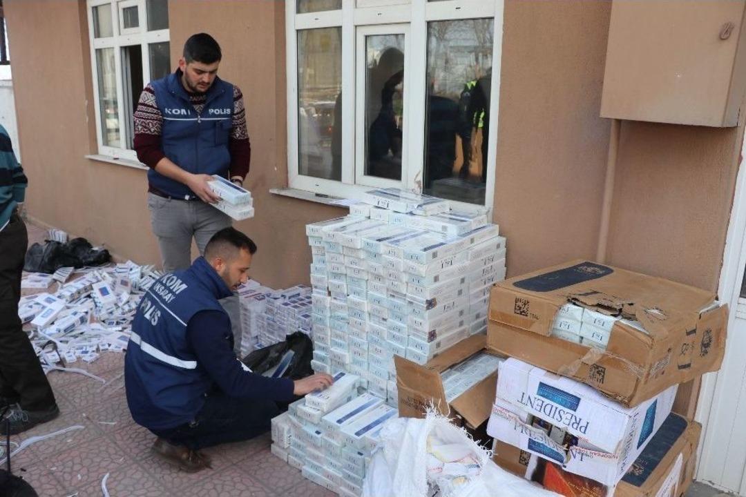 Elbise Askısı Dolu Kolilerden Ka&ccedil;ak Sigara &Ccedil;ıktı