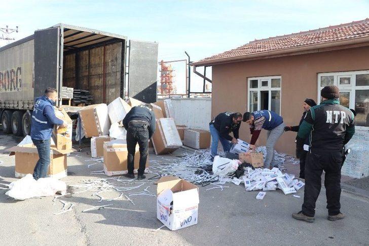 Elbise Askısı Dolu Kolilerden Kaçak Sigara Çıktı G1