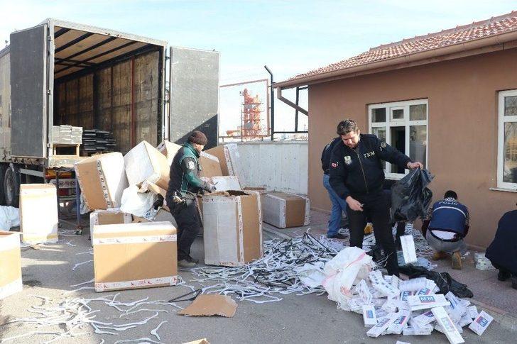 Elbise Askısı Dolu Kolilerden Kaçak Sigara Çıktı G3