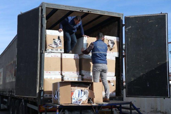 Elbise Askısı Dolu Kolilerden Kaçak Sigara Çıktı G4