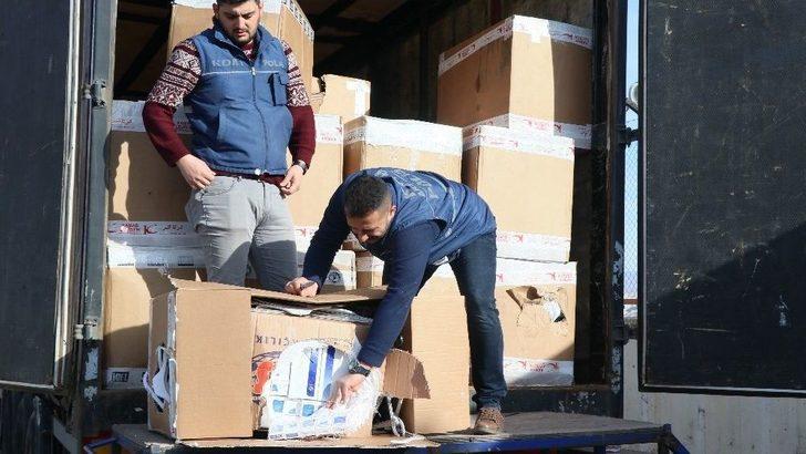 Elbise Askısı Dolu Kolilerden Kaçak Sigara Çıktı G5