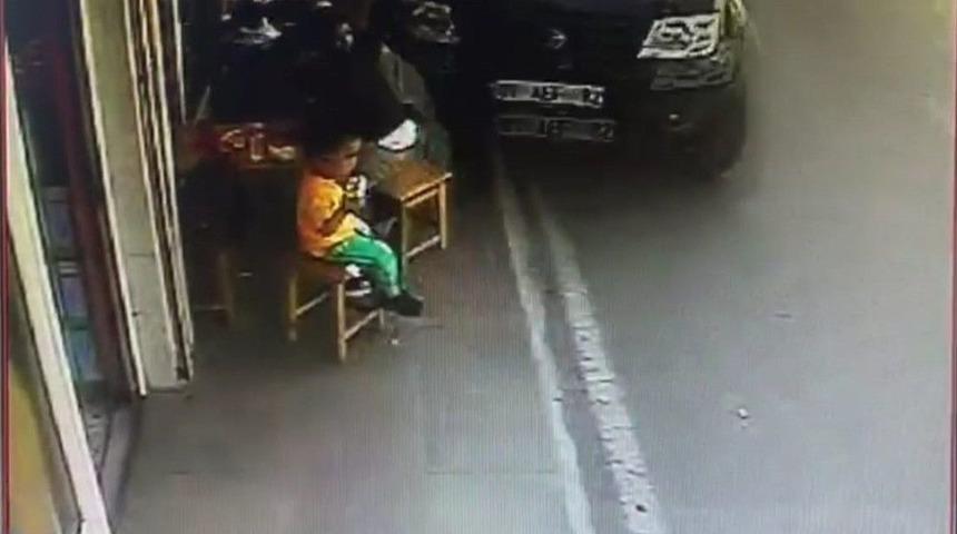 Kamyonet Kaldırımdaki Anne Ve 2 &Ccedil;ocuğuna &Ccedil;arptı