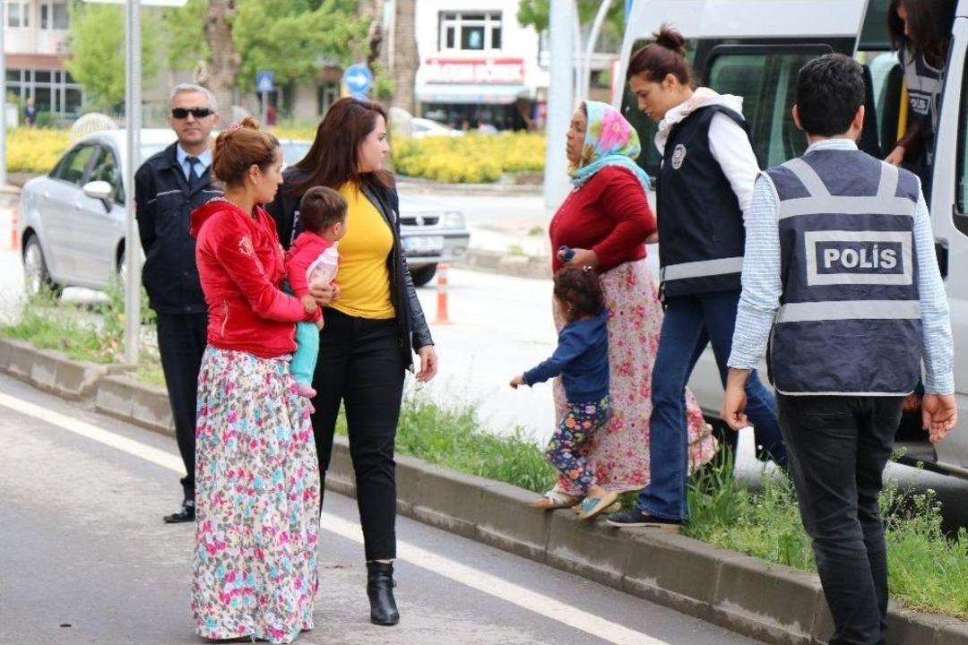 Kadın Dolandırıcılar Adliyeye &Ccedil;ocuklarıyla Sevk Edildi