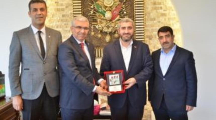 Kızılay&rsquo;dan Beyza Pili&ccedil;&rsquo;e &lsquo;teşekk&uuml;r&rsquo; Plaketi