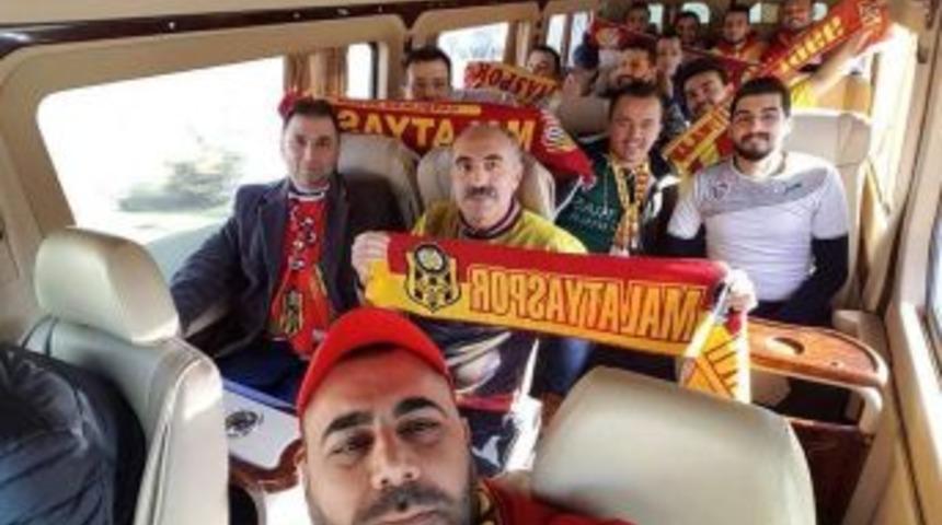 Yolda G&ouml;rd&uuml;kleri Rakip Takımın Taraftarını Ara&ccedil;larına Aldılar